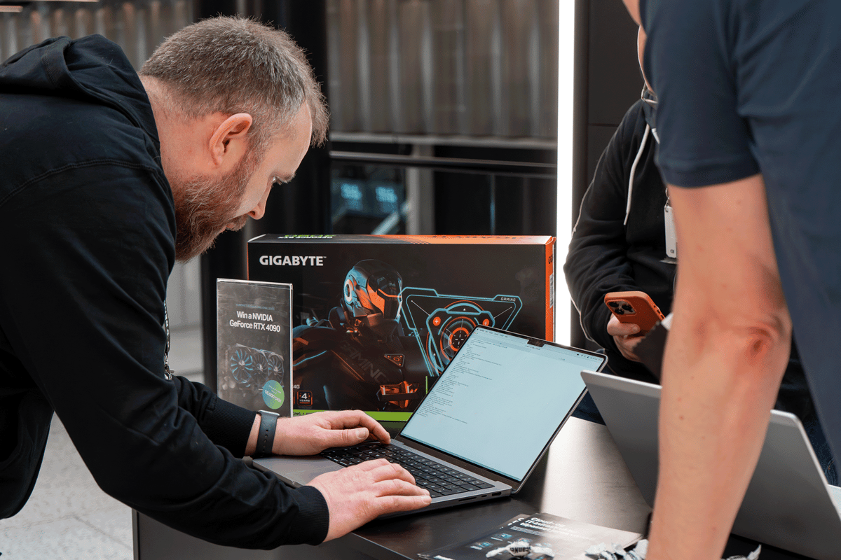 Vores k8s debugging challenge var et trækplaster. Der var et NVIDIA GeForce RTX 4090 24GB på højkant.